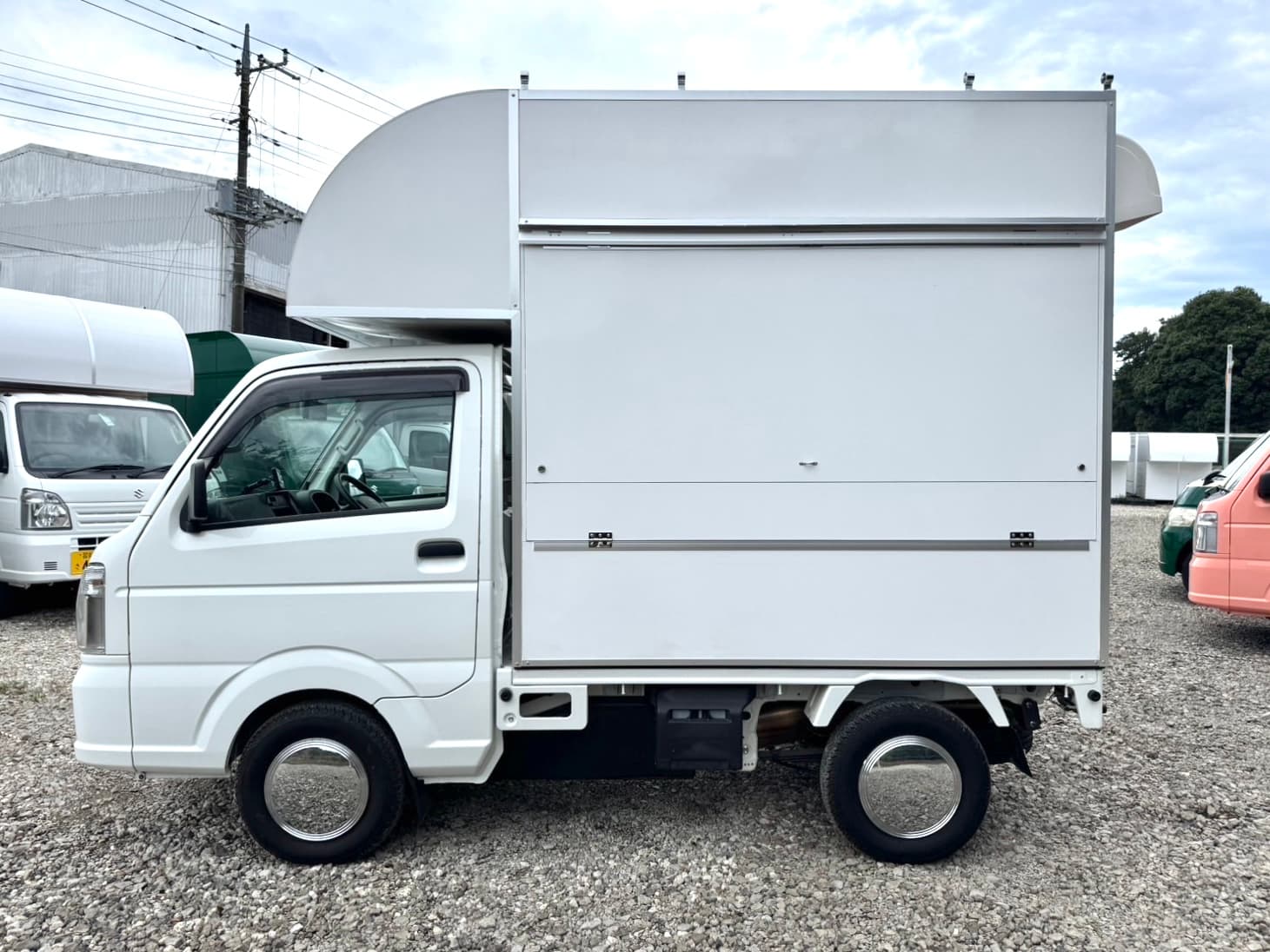 キッチンカーの写真 左側面