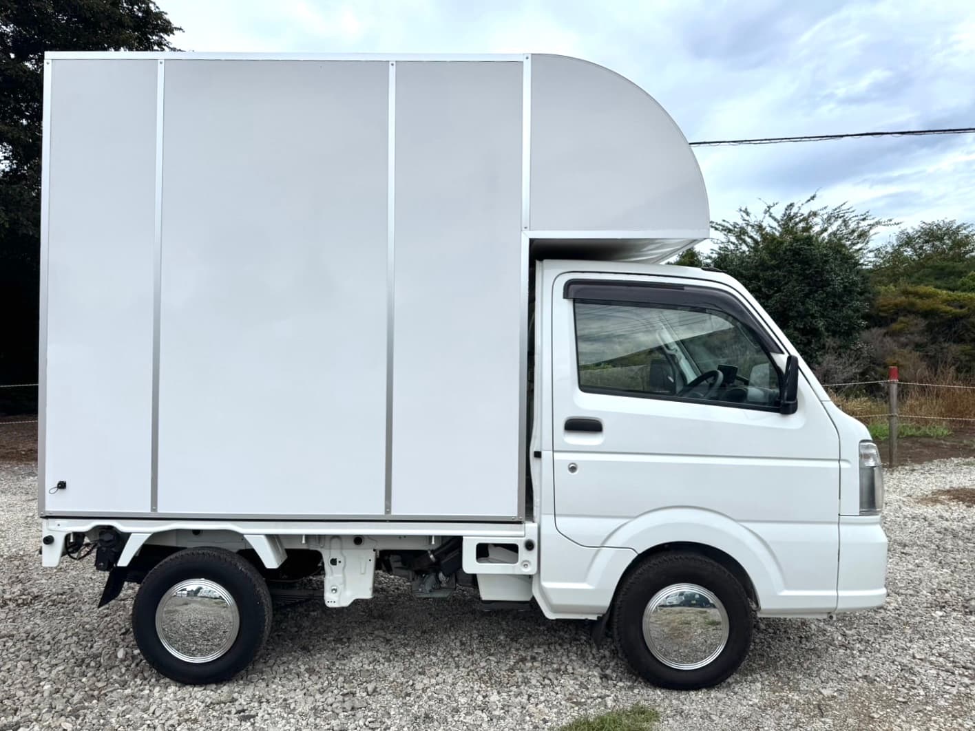 キッチンカーの写真 右側面